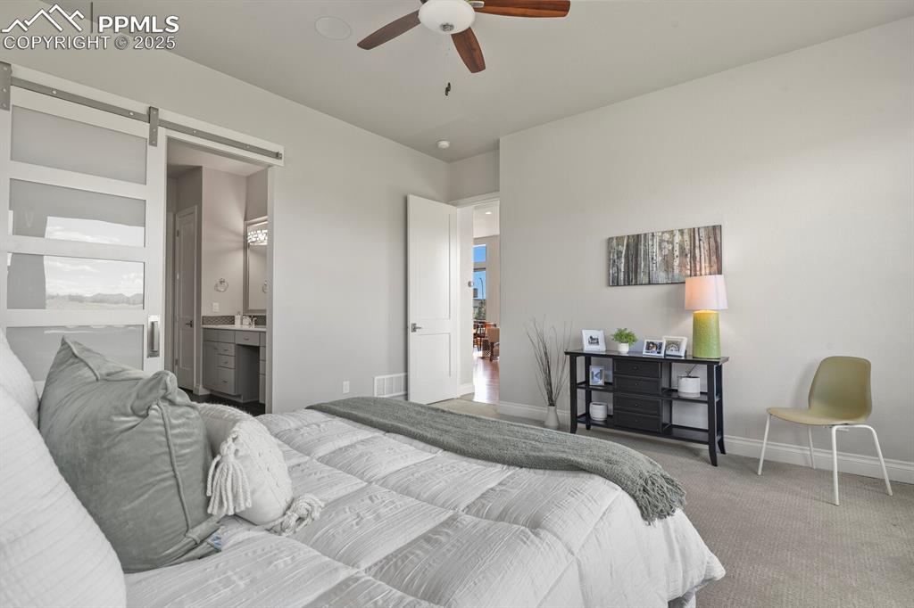 Image 23 of 50: Bedroom