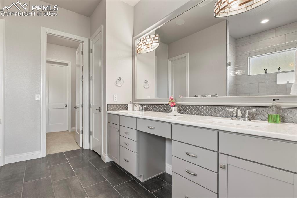 Image 24 of 50: Bathroom