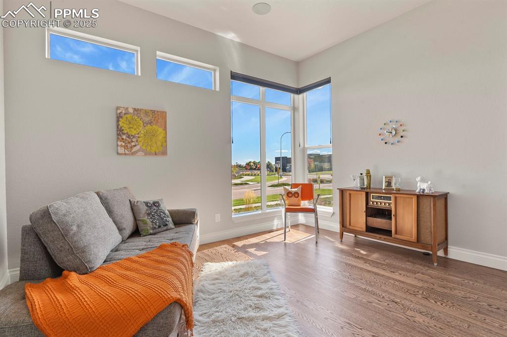 Image 27 of 50: Sitting Room