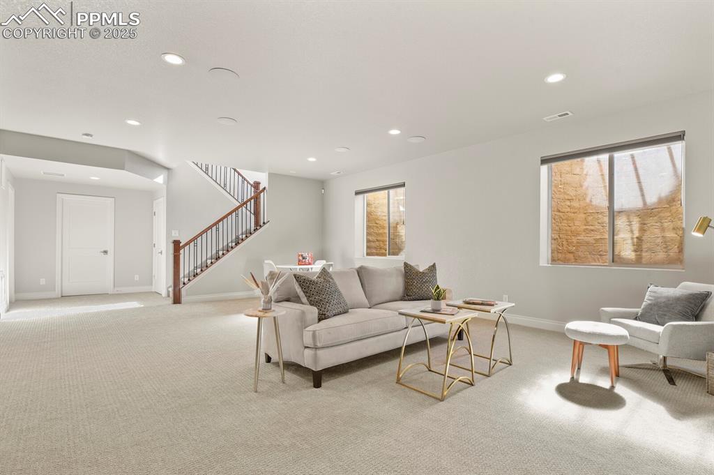 Image 32 of 50: Living Room