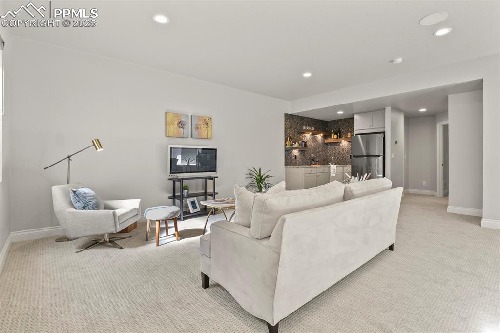 Image 33 of 50: Living Room