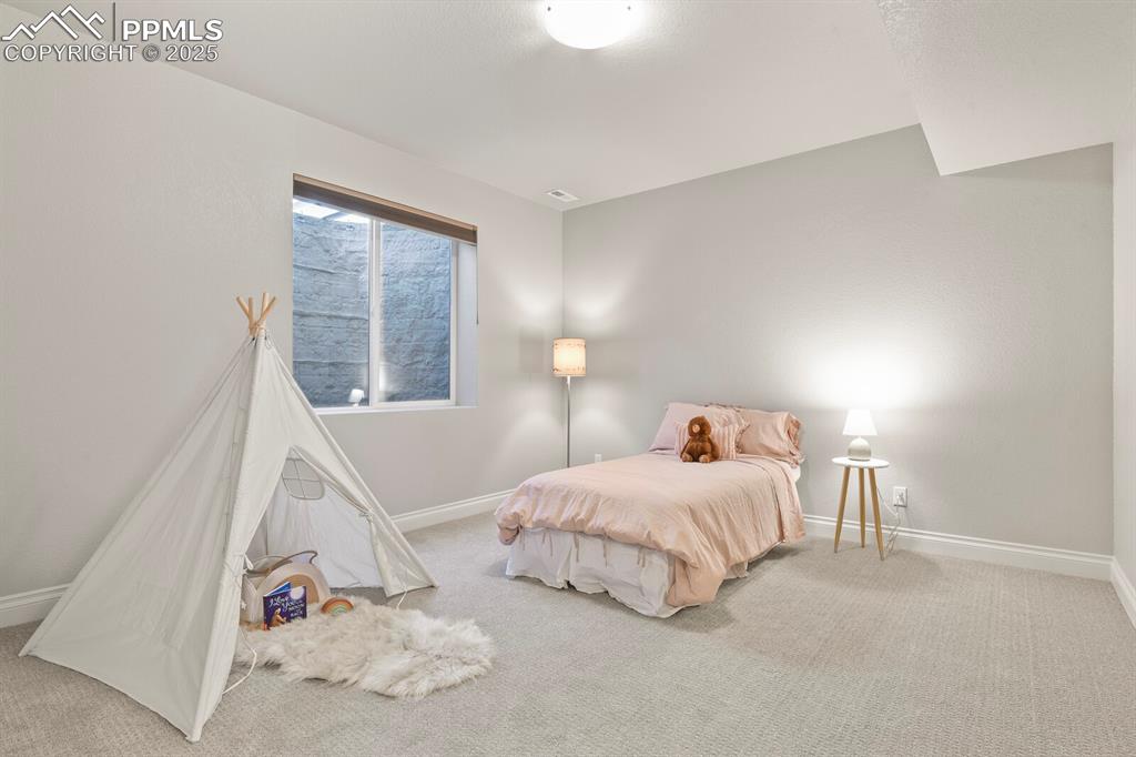 Image 35 of 50: Bedroom