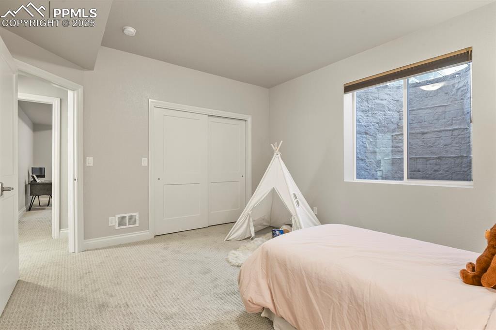 Image 36 of 50: Bedroom