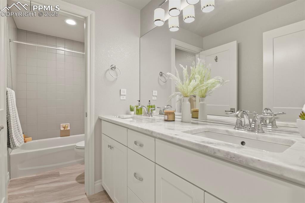 Image 37 of 50: Bathroom