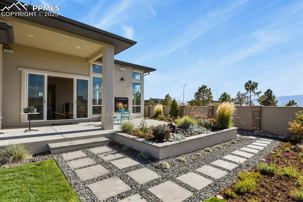 Image 39 of 50: Yard