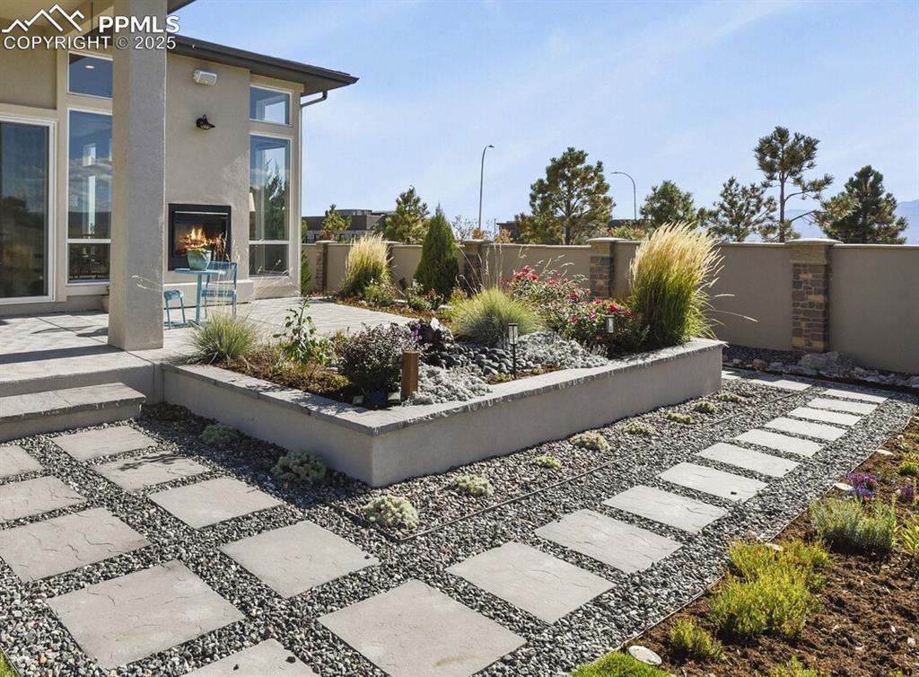 Image 42 of 50: Yard