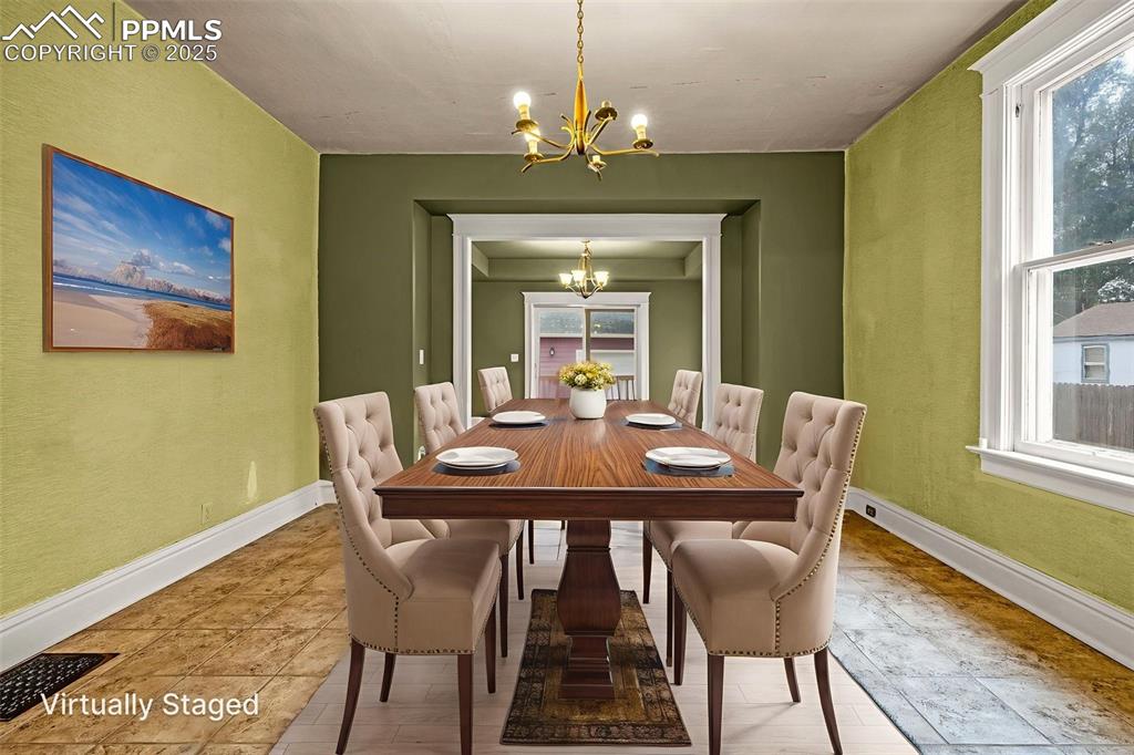 Image 12 of 45: Dining Area