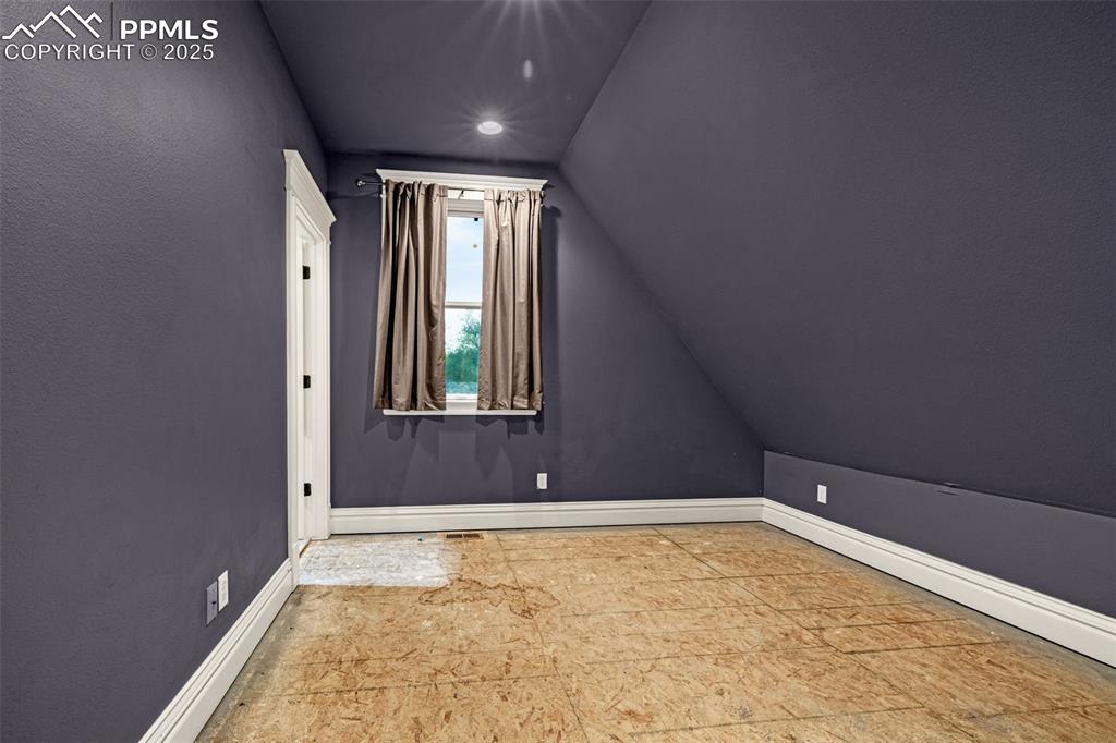 Image 23 of 45: Bonus Room