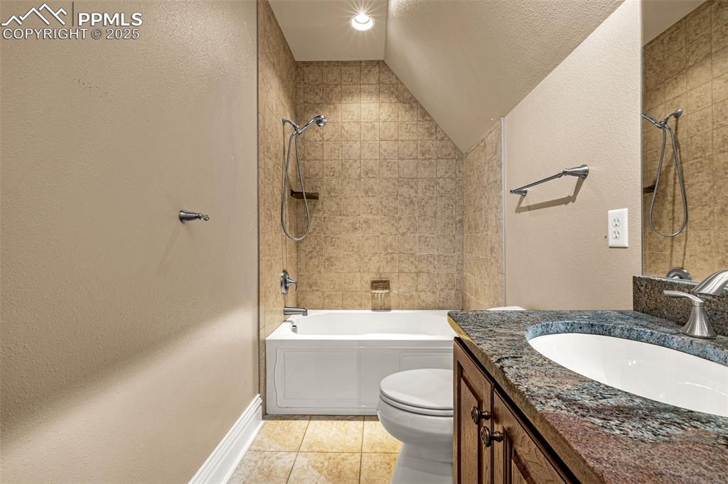 Image 24 of 45: Bathroom