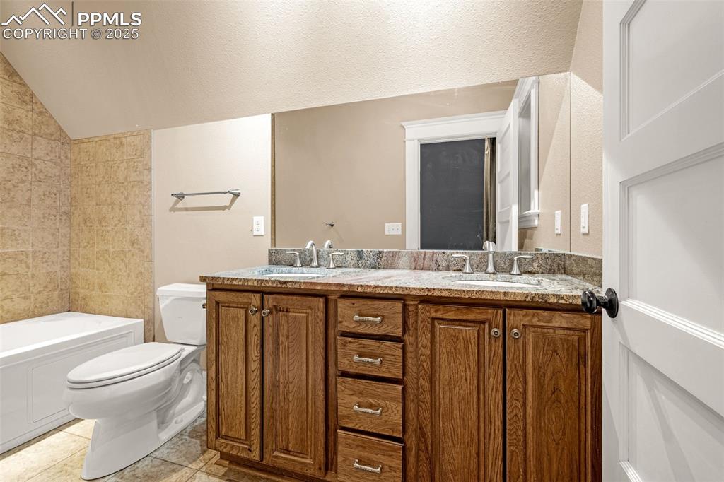 Image 25 of 45: Bathroom