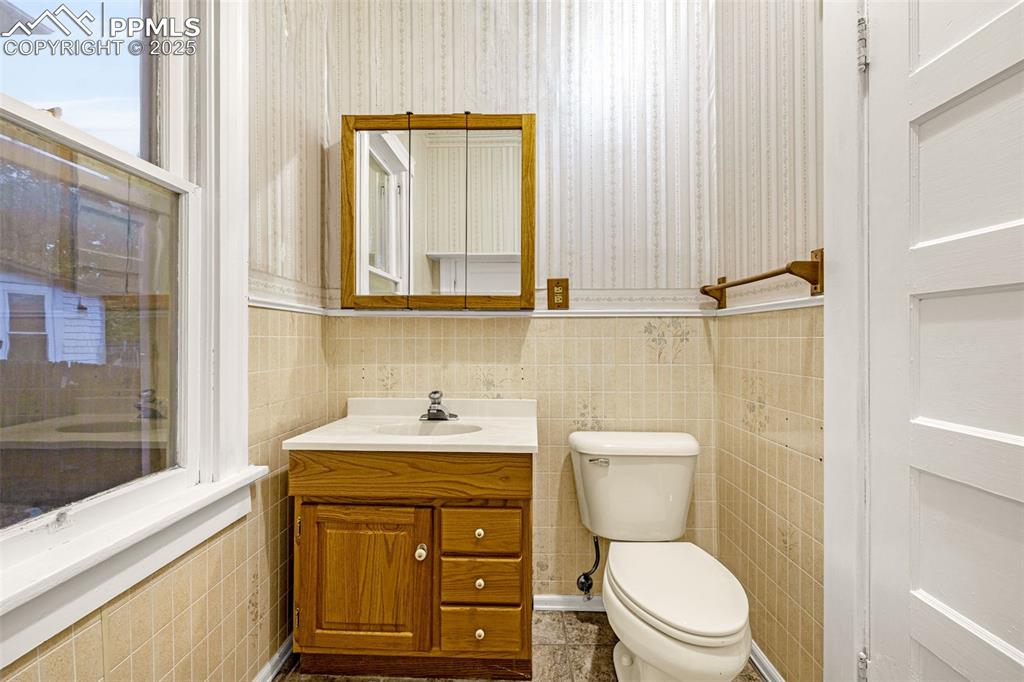 Image 26 of 45: Bathroom