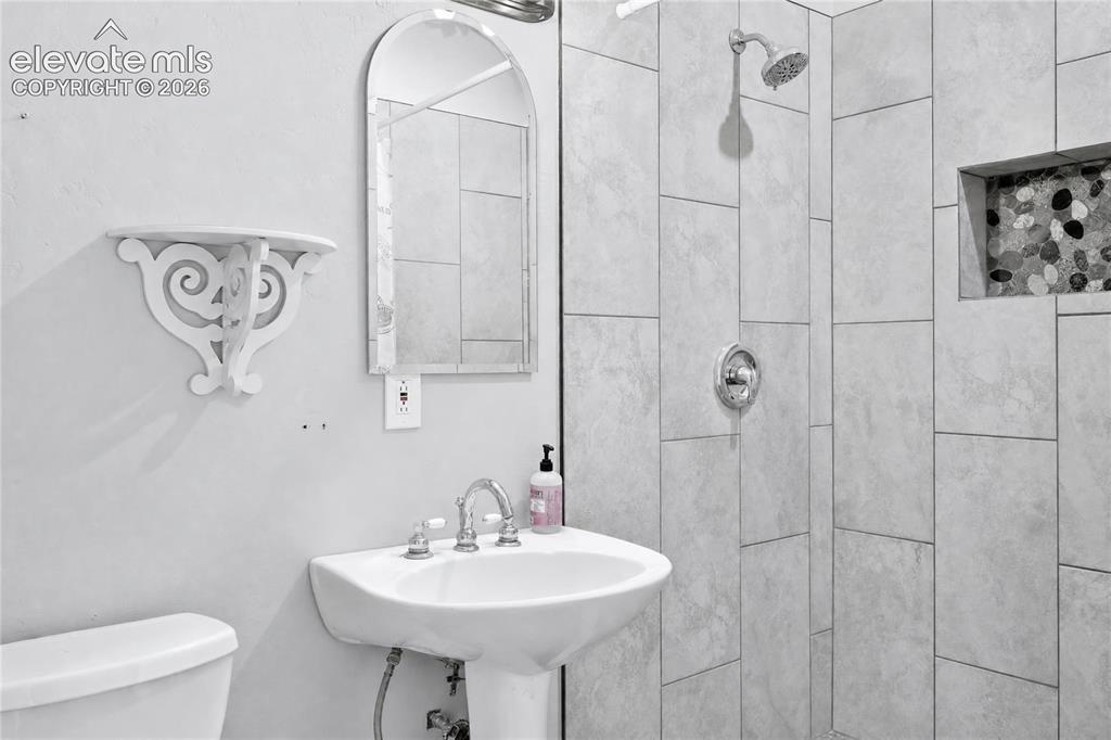 Image 33 of 43: Ensuite Bathroom