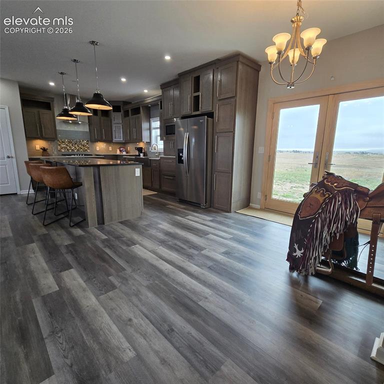 Image 10 of 25: Kitchen