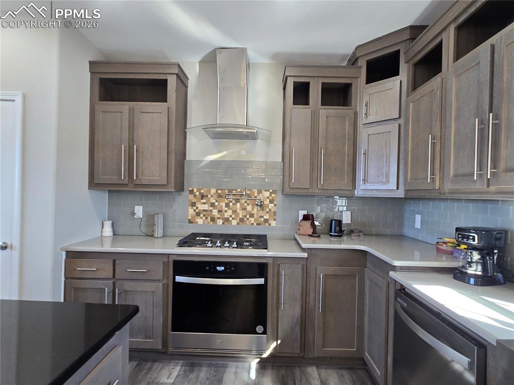 Image 11 of 17: Gas Stove