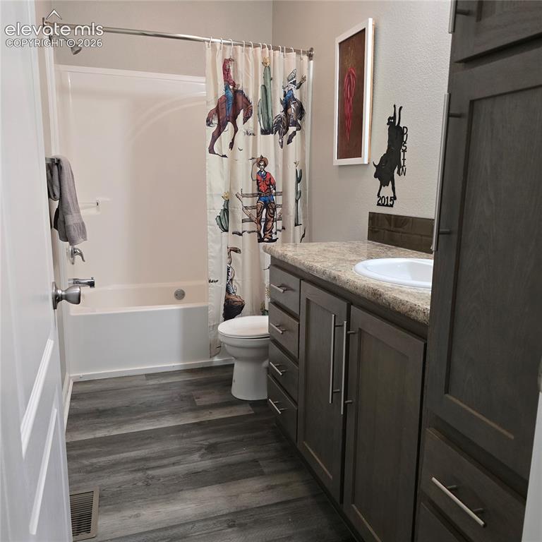 Image 18 of 25: Bathroom