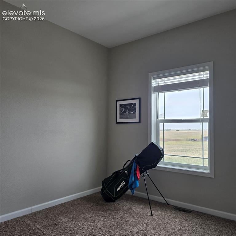 Image 19 of 25: Bedroom