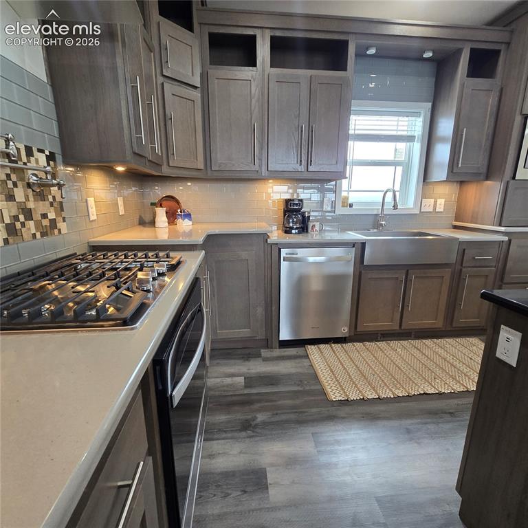 Image 6 of 25: Whirlpool Oven and Refrigerator less than 1 year old.