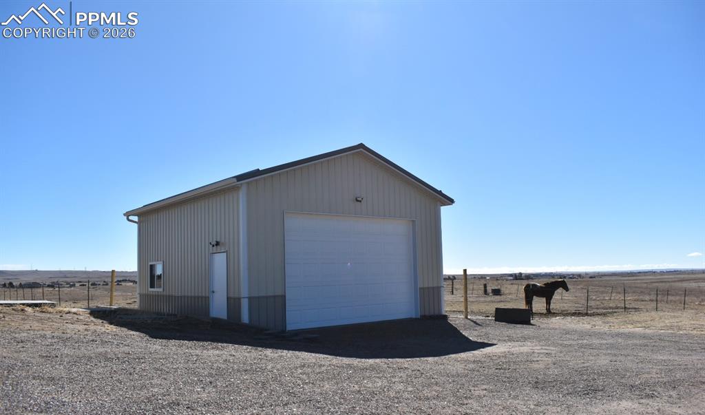 Image 7 of 9: Garage