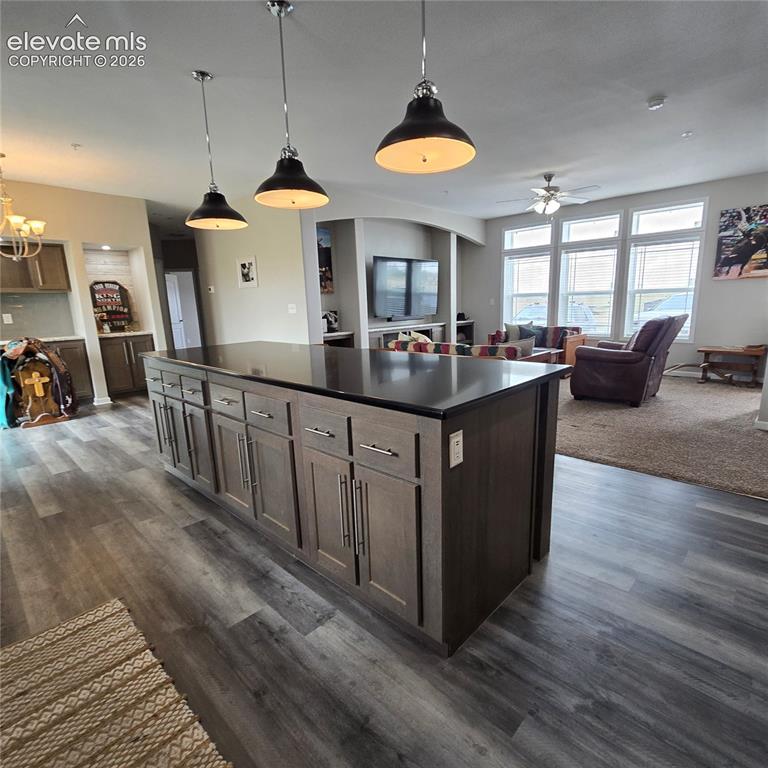 Image 7 of 25: Kitchen