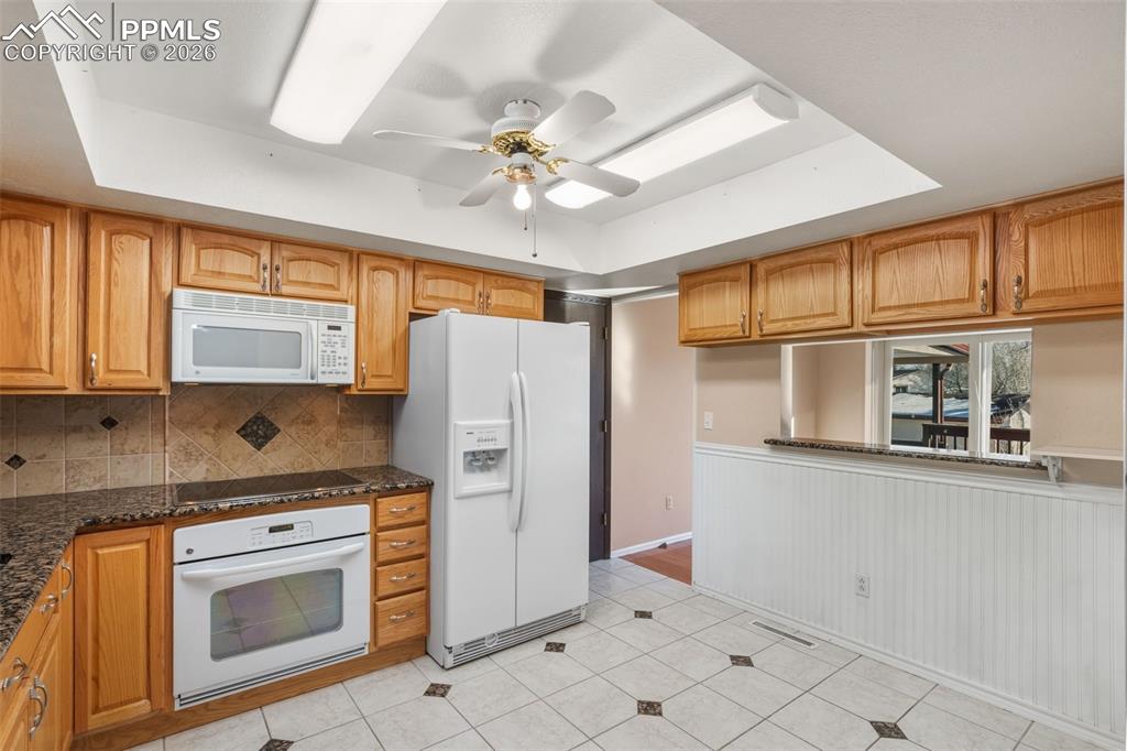 Image 14 of 50: Kitchen