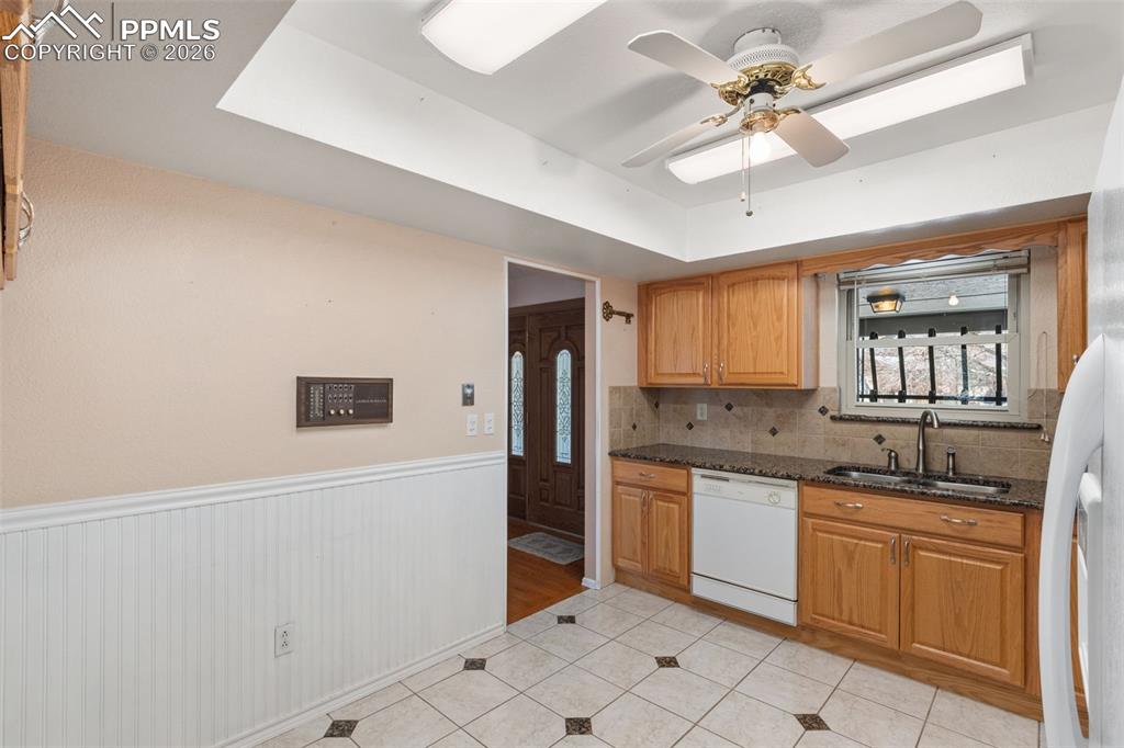 Image 16 of 50: Kitchen