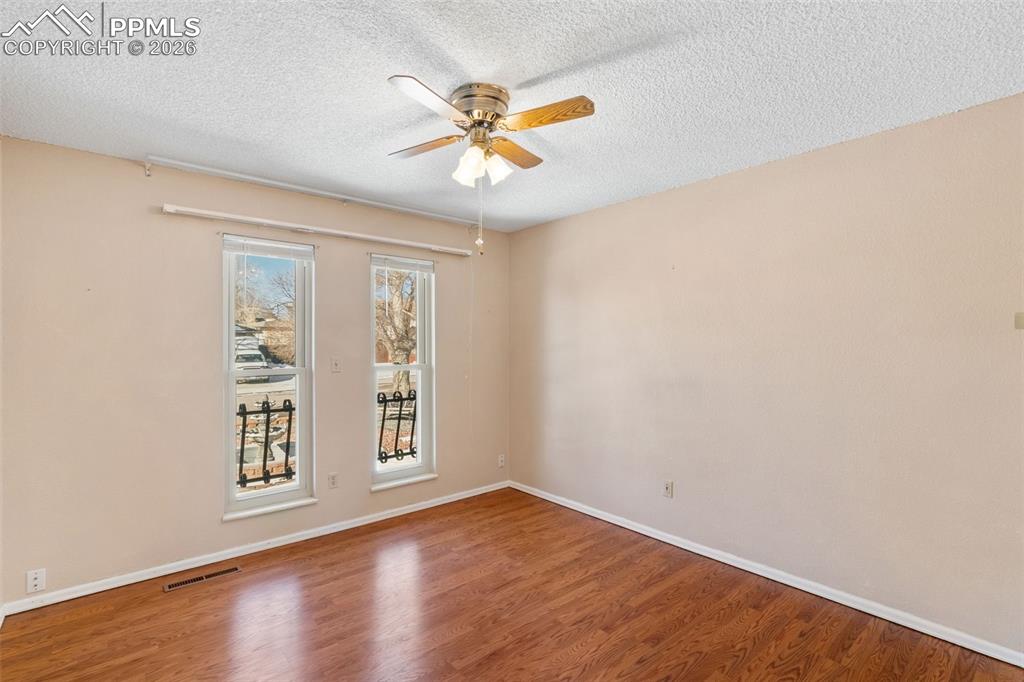 Image 24 of 50: Bedroom