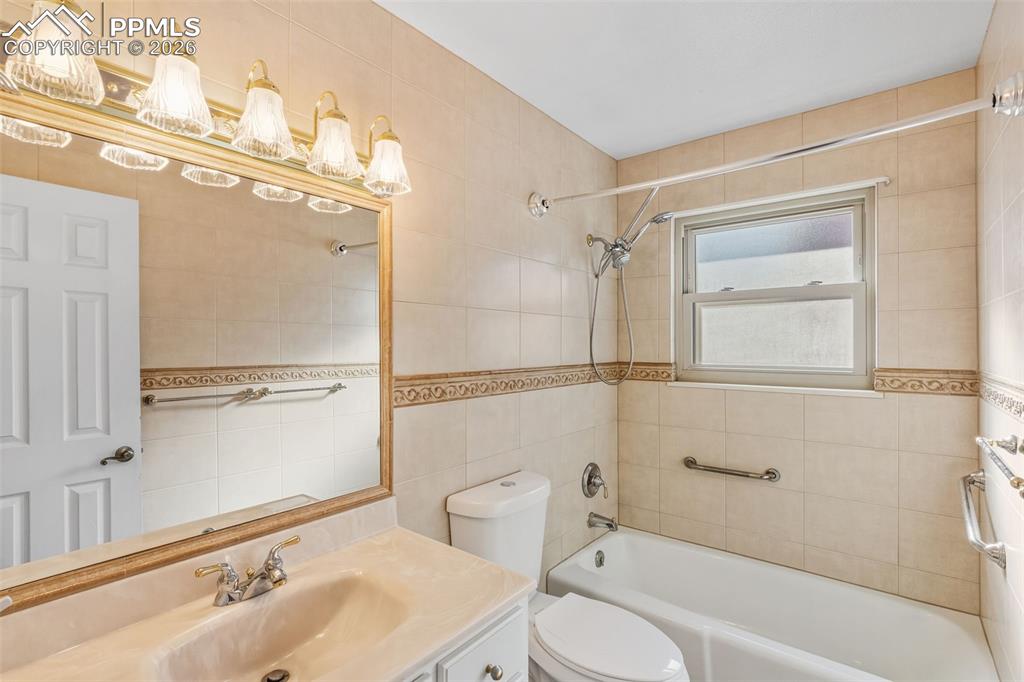 Image 27 of 50: Bathroom