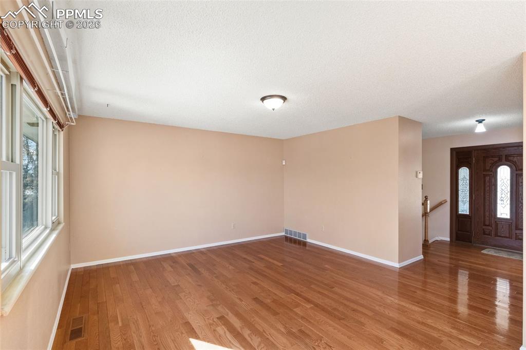 Image 7 of 50: Living Room