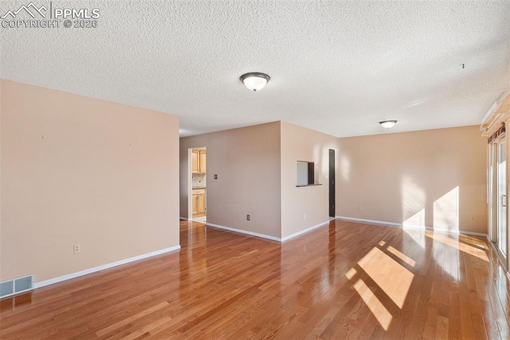 Image 8 of 50: Living Room