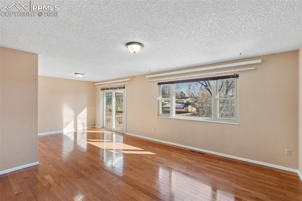 Image 9 of 50: Living Room