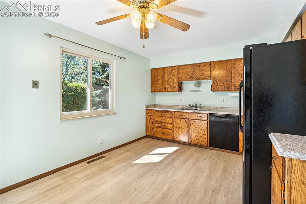 Image 16 of 32: Kitchen