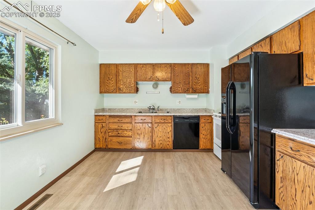 Image 17 of 32: Kitchen