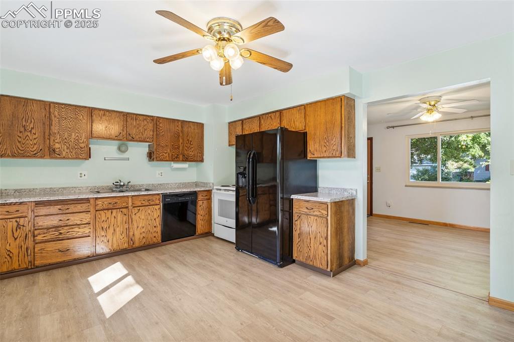 Image 18 of 32: Kitchen