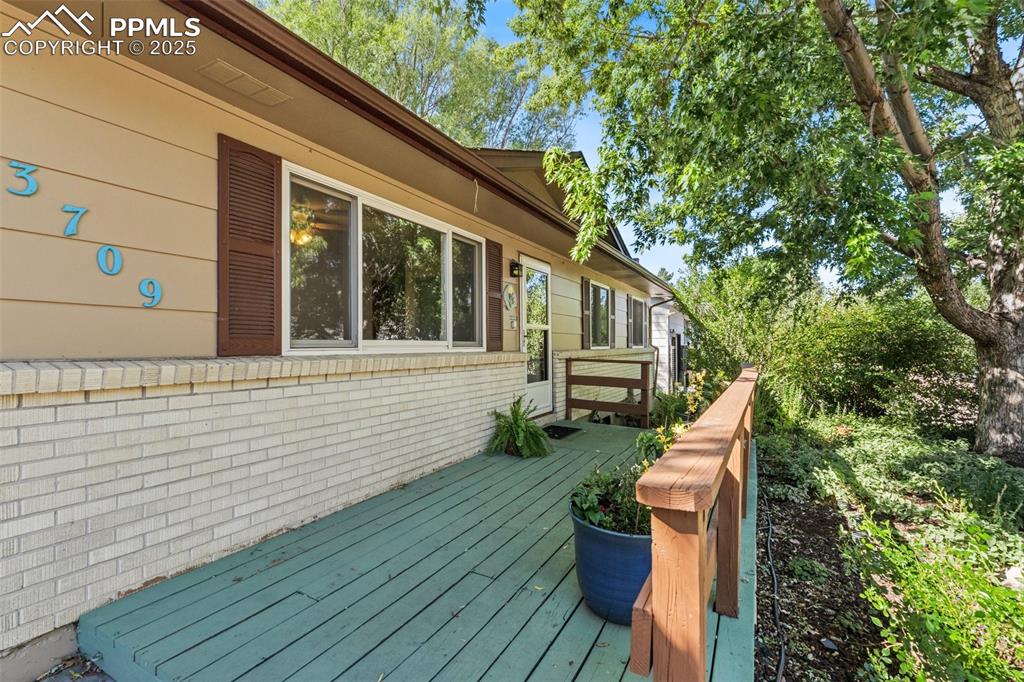 Image 8 of 32: Deck
