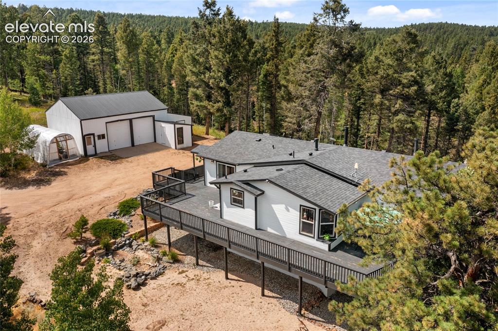 Image 18 of 46: Ample outdoor entertaining space