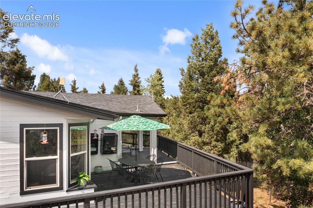 Image 19 of 46: Outdoor dining