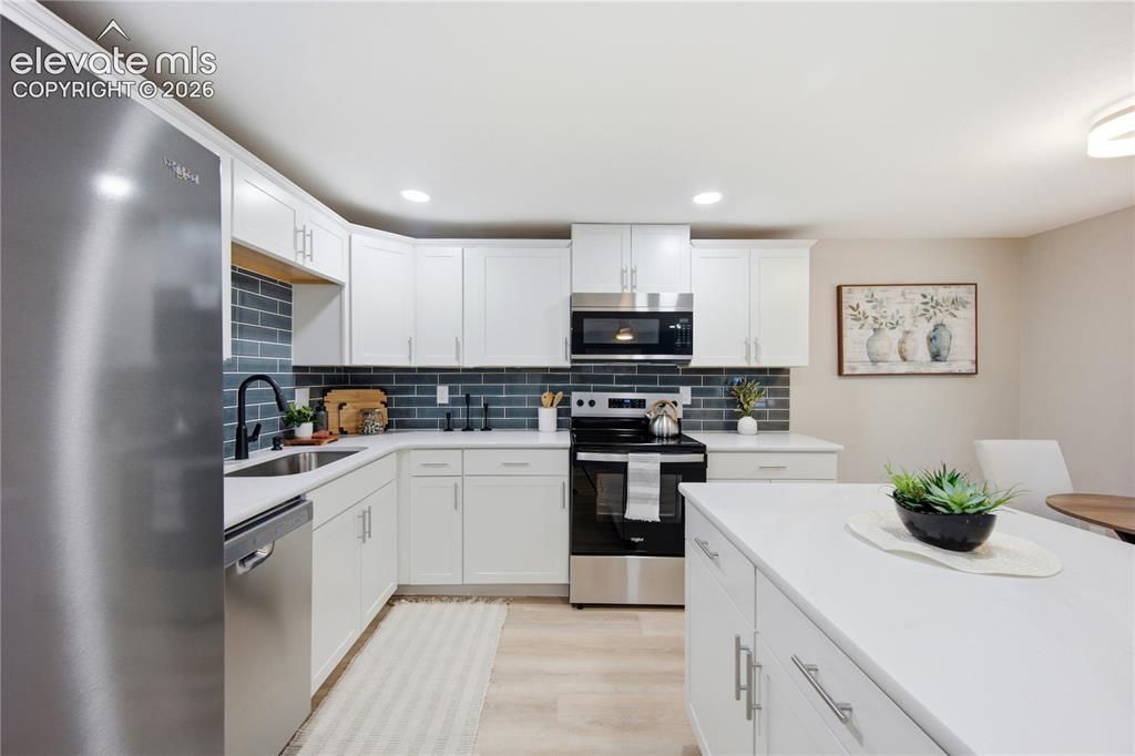 Image 14 of 50: Kitchen