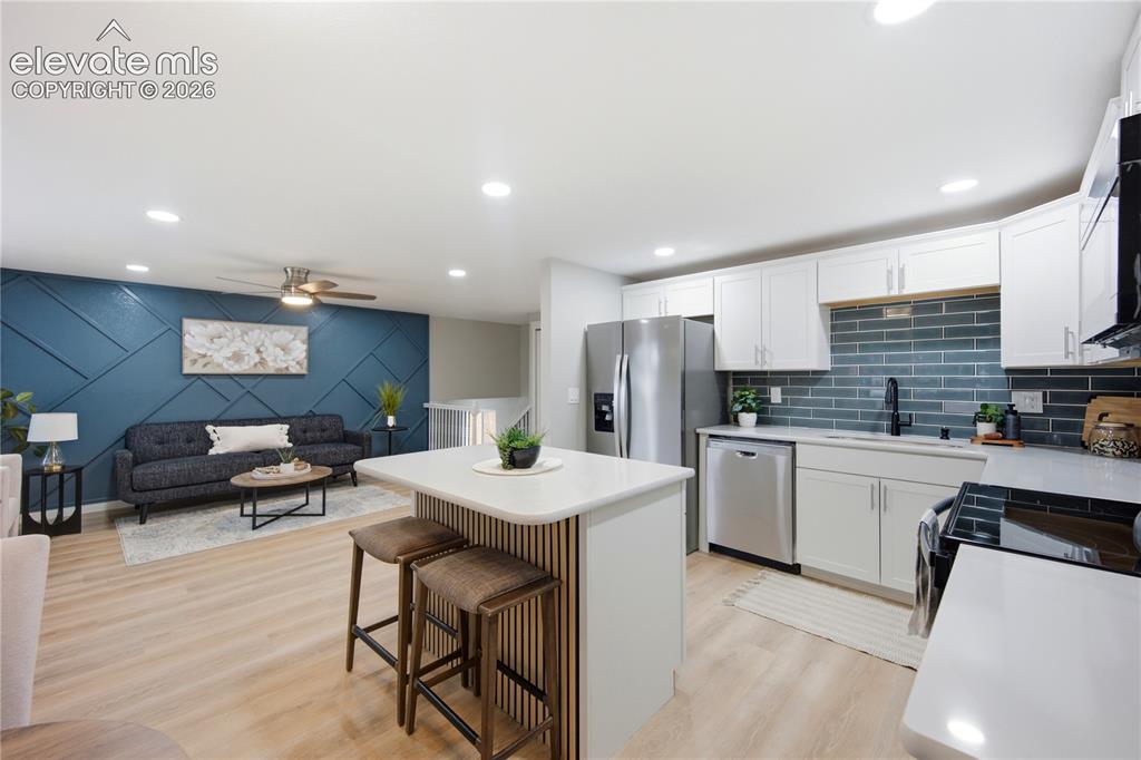 Image 19 of 50: Kitchen