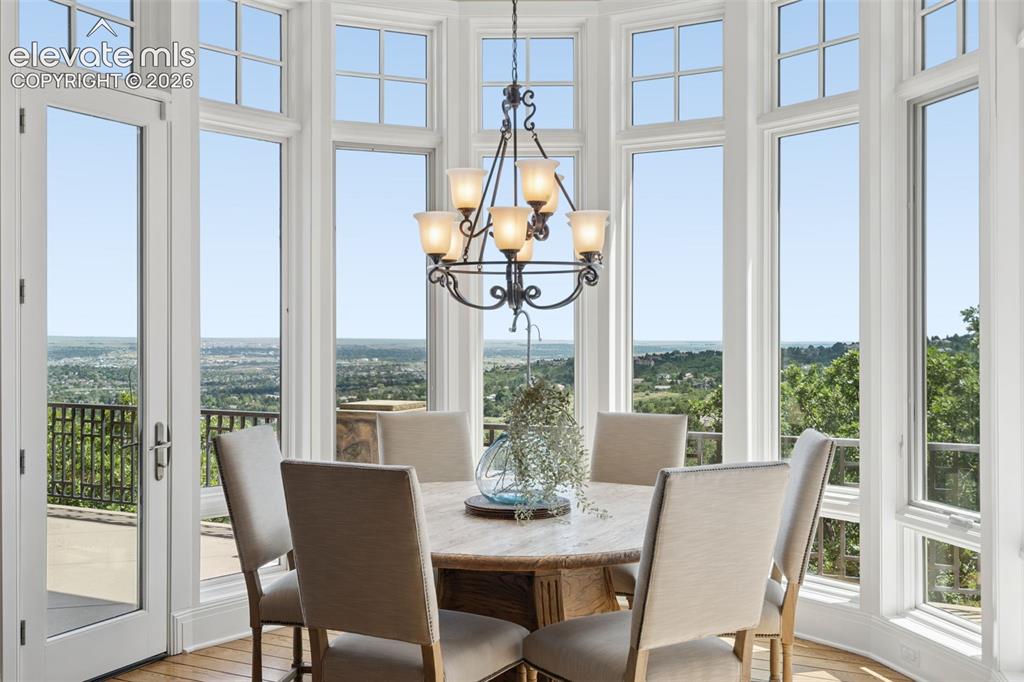 Image 11 of 50: Dining Area