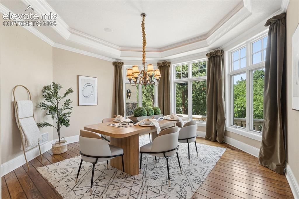Image 13 of 50: Dining Room