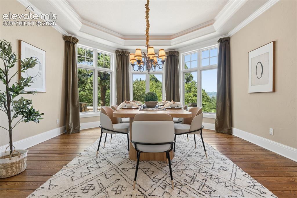 Image 14 of 50: Dining Room