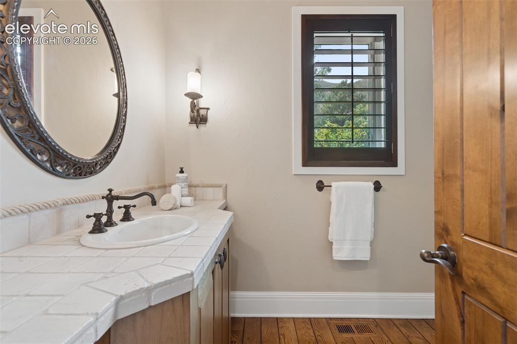 Image 18 of 50: Bathroom
