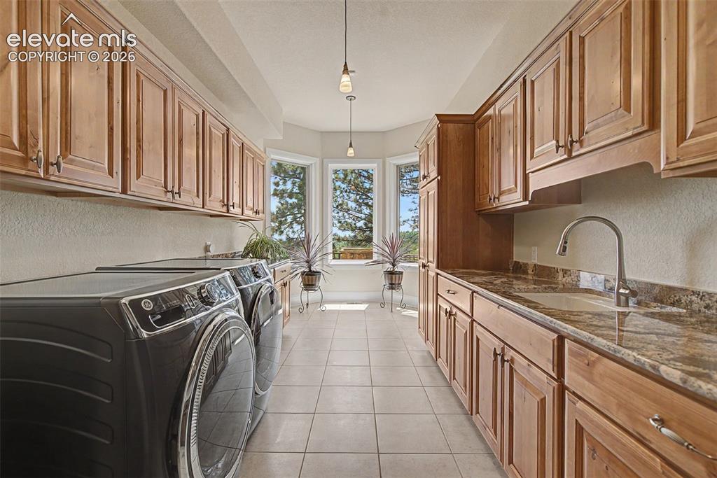 Image 19 of 50: Laundry