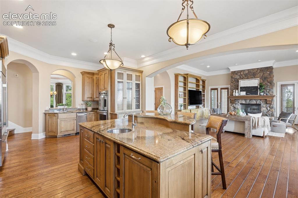 Image 8 of 50: Kitchen