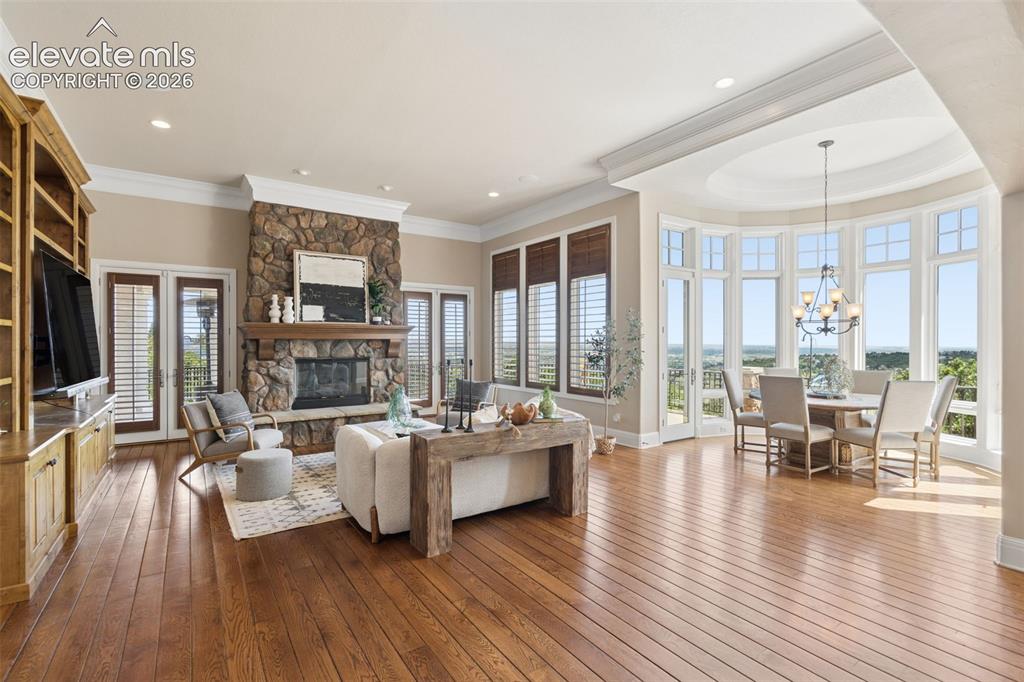Image 9 of 50: Living Room