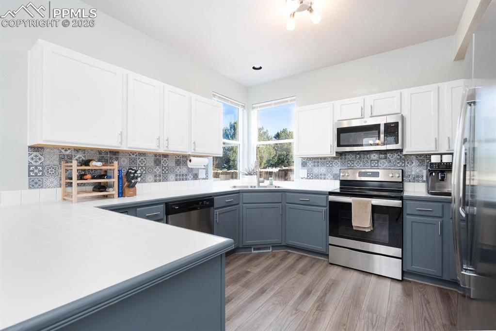 Image 11 of 50: Kitchen