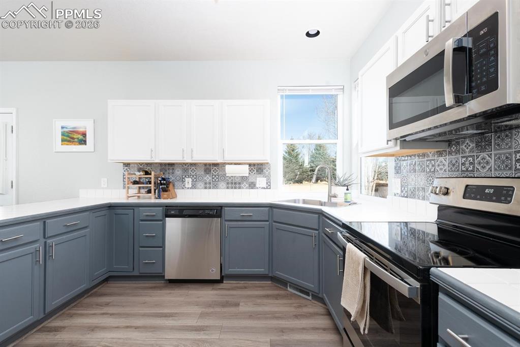 Image 13 of 50: Kitchen