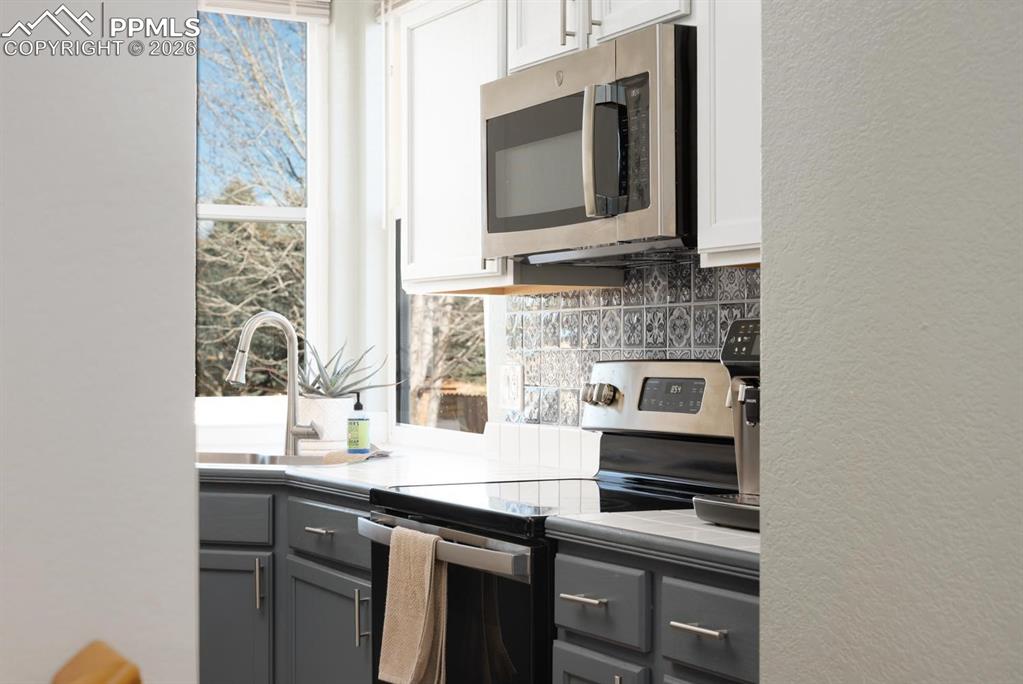 Image 14 of 50: Kitchen