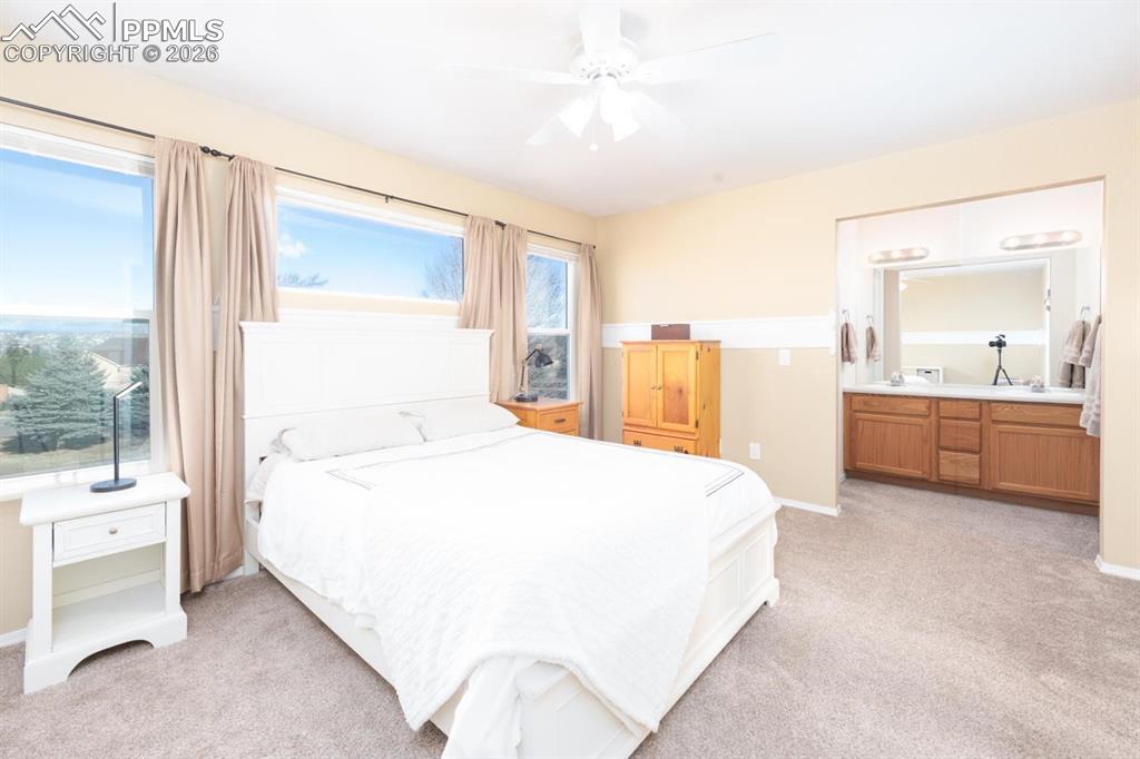 Image 18 of 50: Bedroom