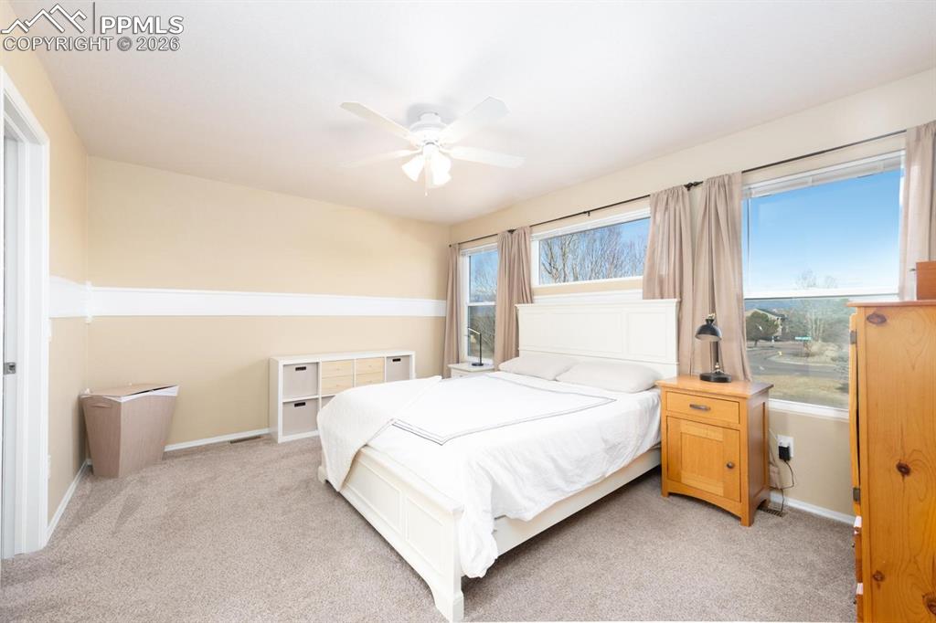 Image 19 of 50: Bedroom